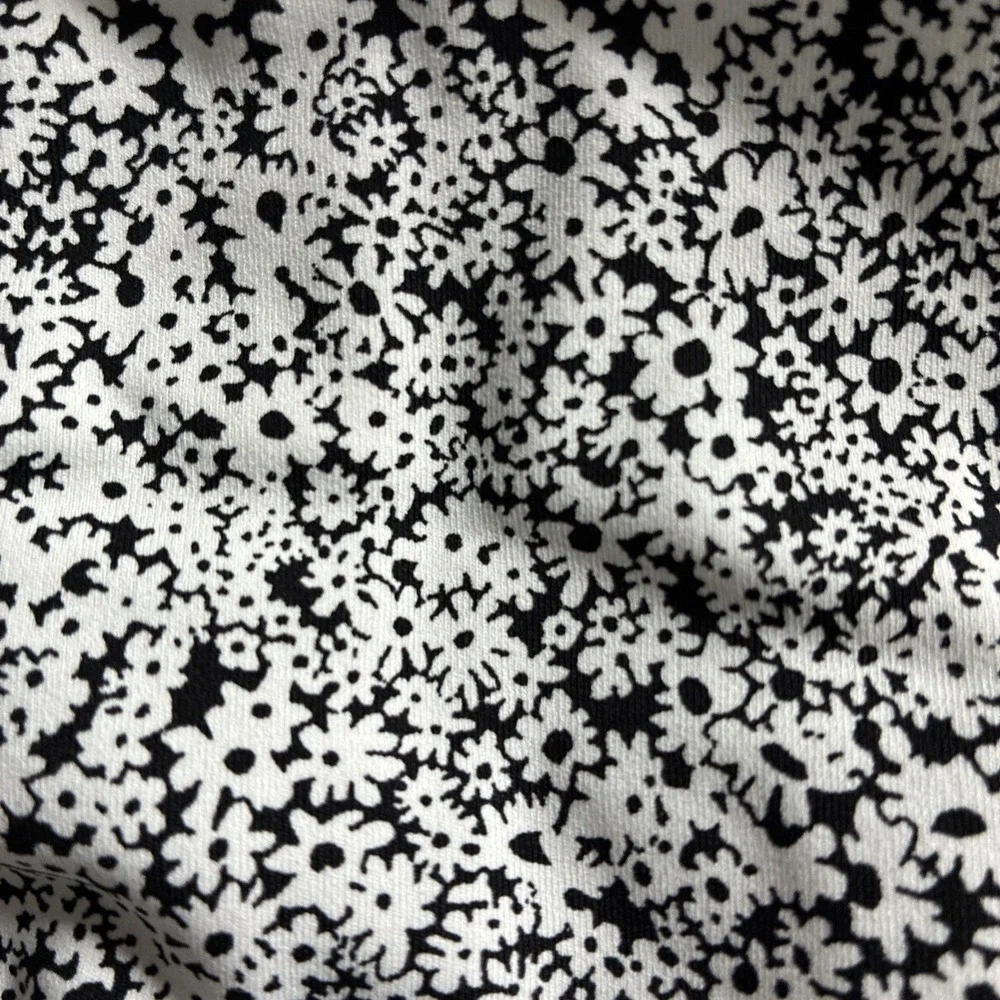 Lululemon Energy Bra Women's Size 8 Black‎ White Ditsy Daisy Cross Back Straps